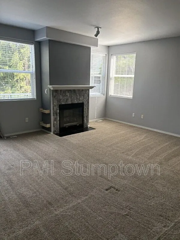 3 bed, 2.5 bath, 1493 sqft, $2,990 — Photo 4