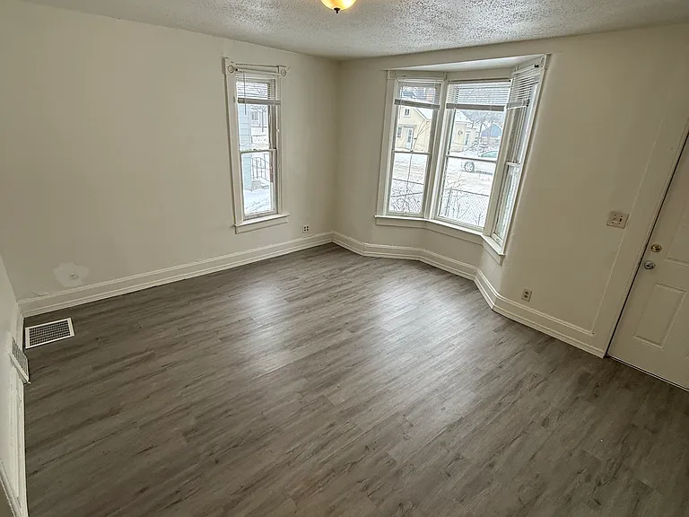 74 Jessamine Ave W — Photo 1