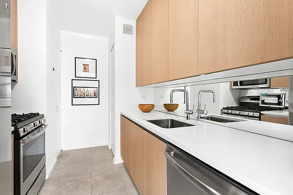 Rented by New York Casas Ltd. | media 12