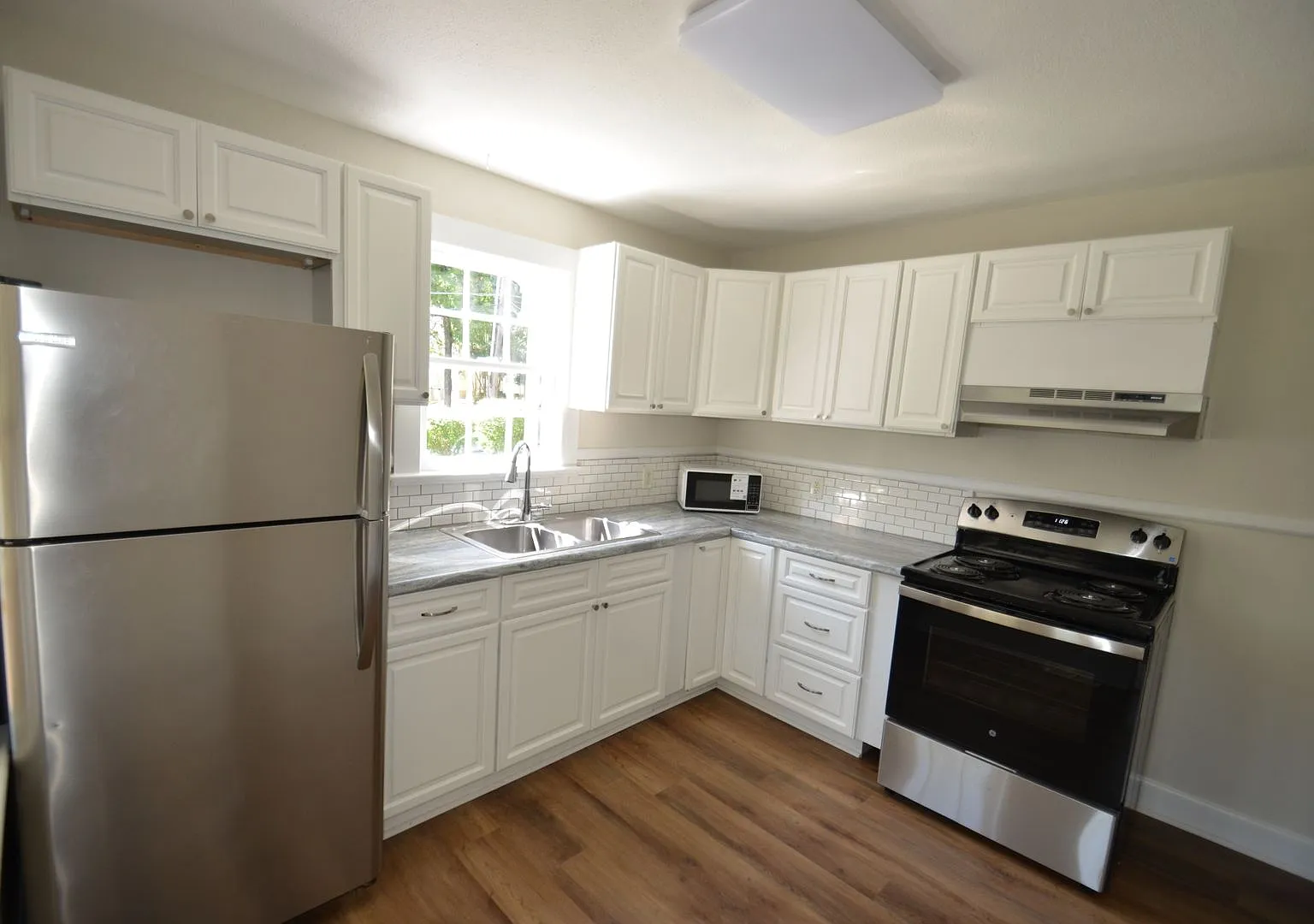 Newly Updated 2-Bedroom, 2-Bath Home with Sunroom & Bonus den connected to Primary — Photo 2