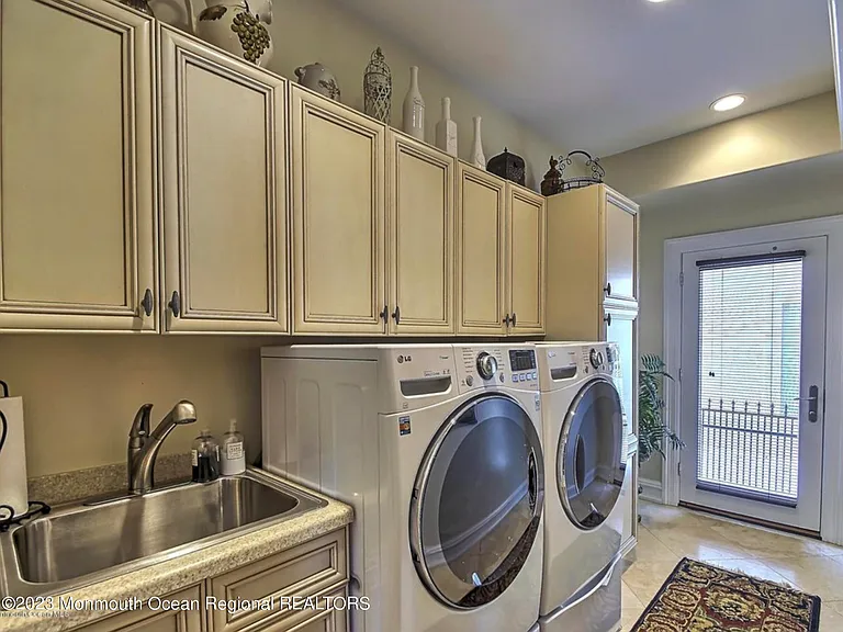 220 Pointe Dr — Photo 24