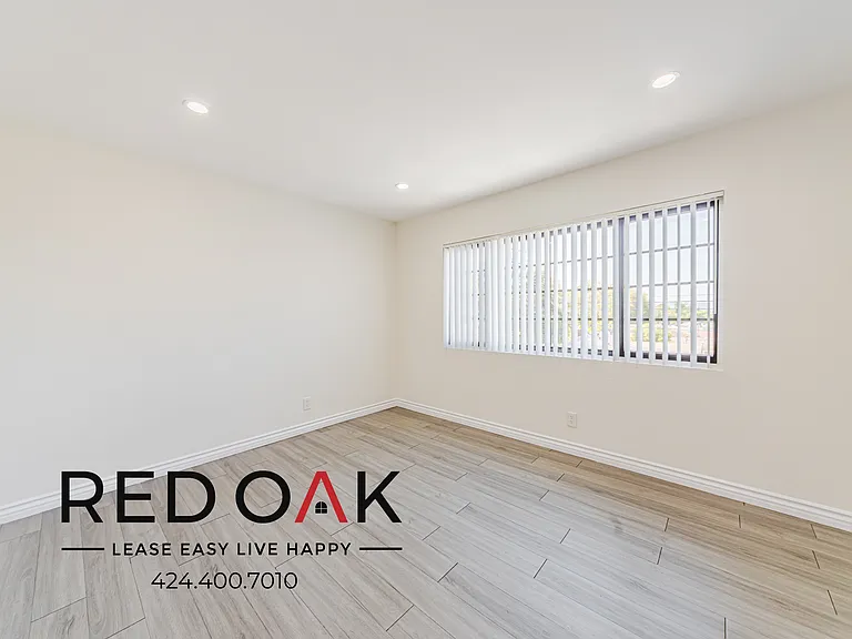 11701 Oxnard St #4 — Photo 19