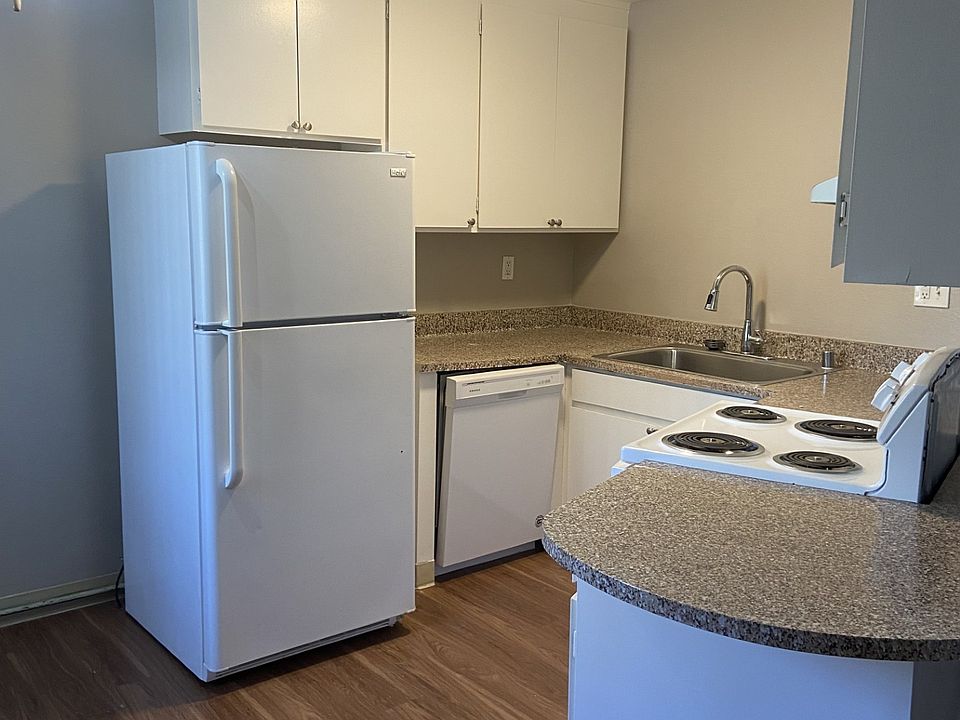 Full sized appliances_ eat in dining room with beautiful fan.