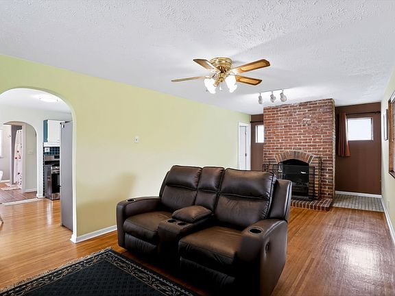 4th image of 1164 N Gladstone Ave