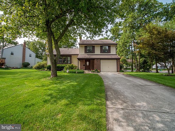 2nd image of 834 Doncaster Dr