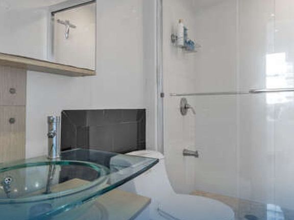 5th image of 801 Brickell Bay Dr