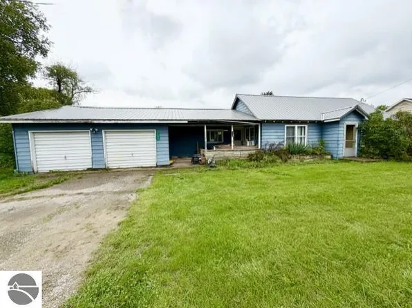 1026 S Main St, Crystal, MI 48818