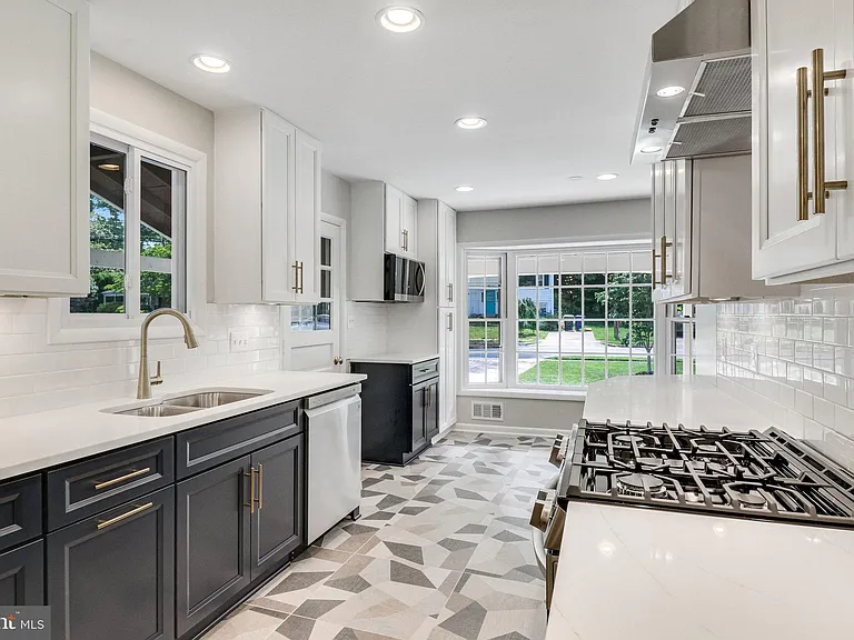 5019 Fleming Dr — Photo 17
