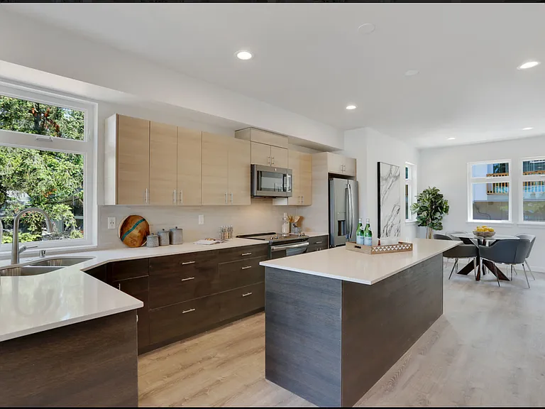 Silverlake Townhomes — Photo 3