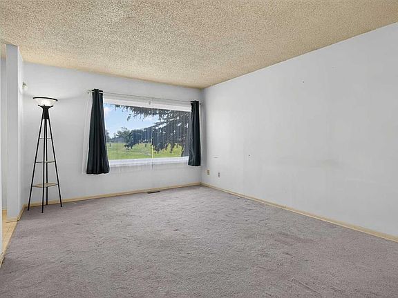3rd image of 359 E Maitland Cres NE