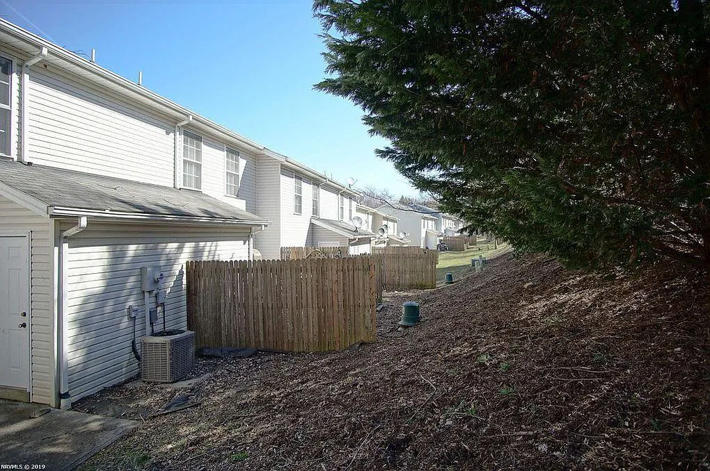 Building Photo - 525 School Ln