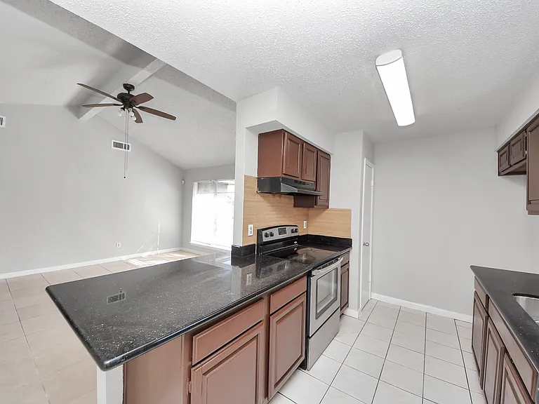 1911 Hammerwood Dr — Photo 18