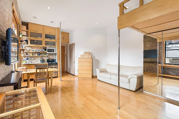 Sold by Nest Seekers International | media 10