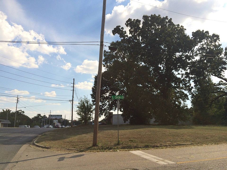 2nd image of 105 S Circle Dr