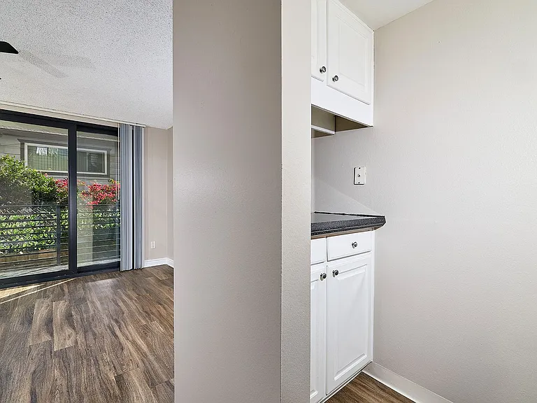 Surfcaster Apartments — Photo 15
