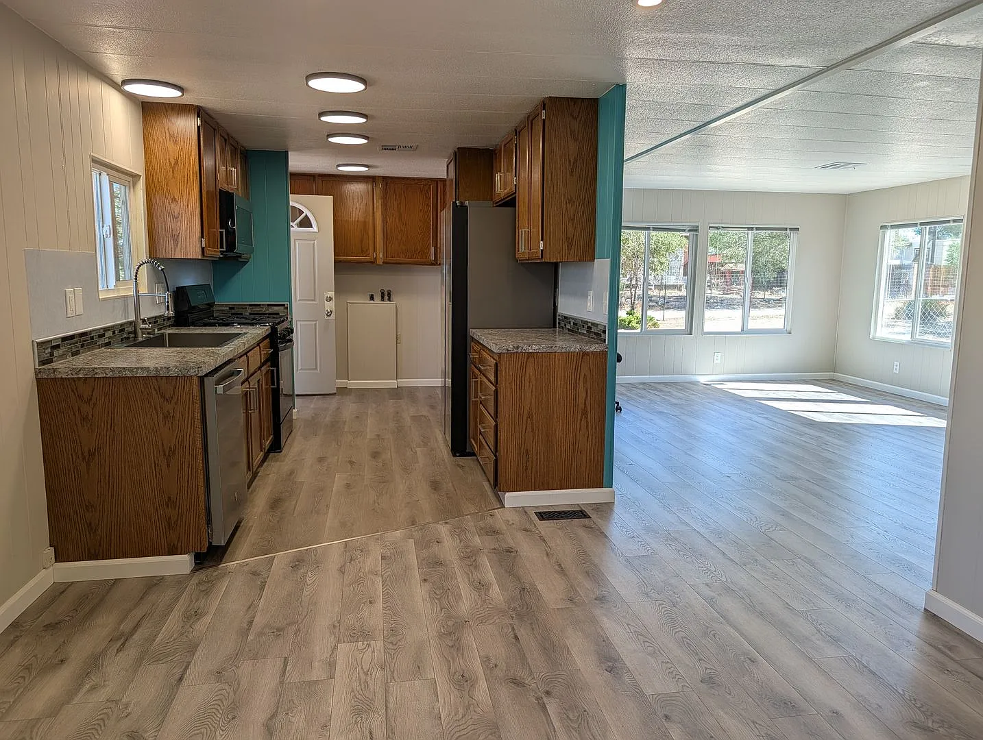 Available Now, beautifully remodeled home 3 bed 2 bath located in Sun Valley — Photo 2
