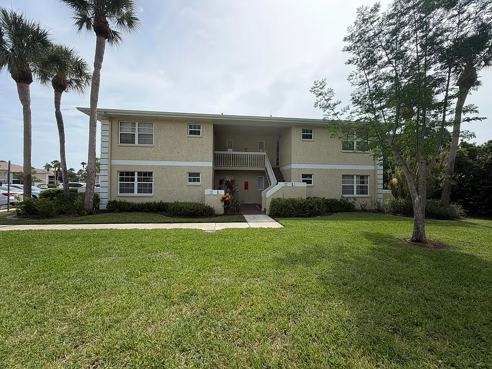 1546 SE Royal Green Cir #102