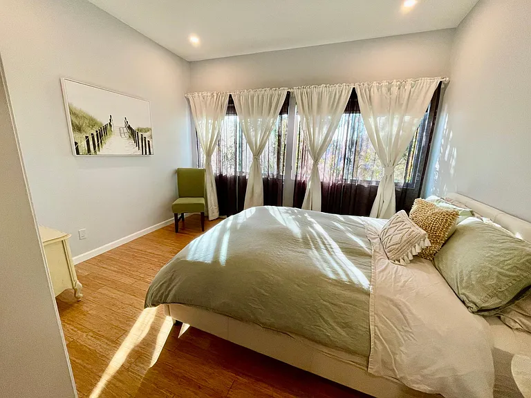 bedroom 10.5 x 12.5'