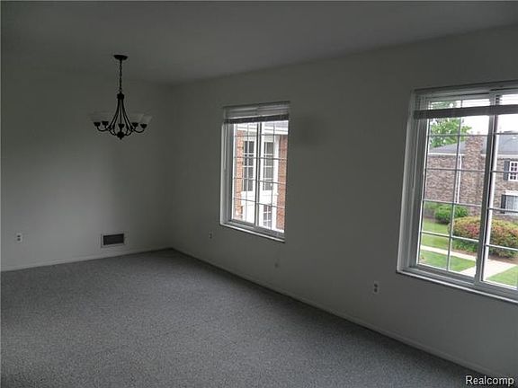 5th image of 717 E Fox Hills Dr #1