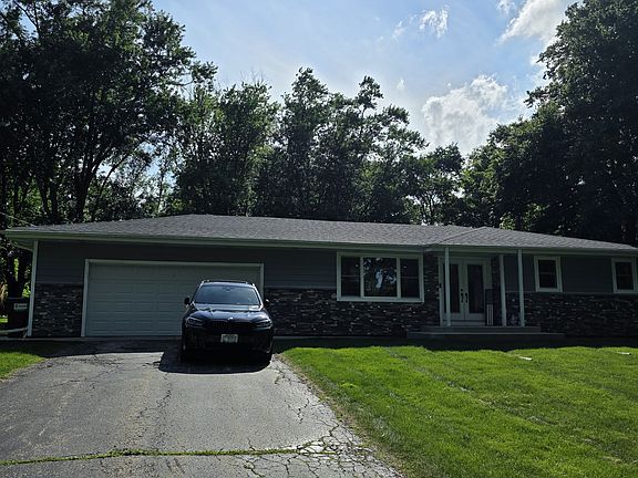 3rd image of 325 E Circle Dr