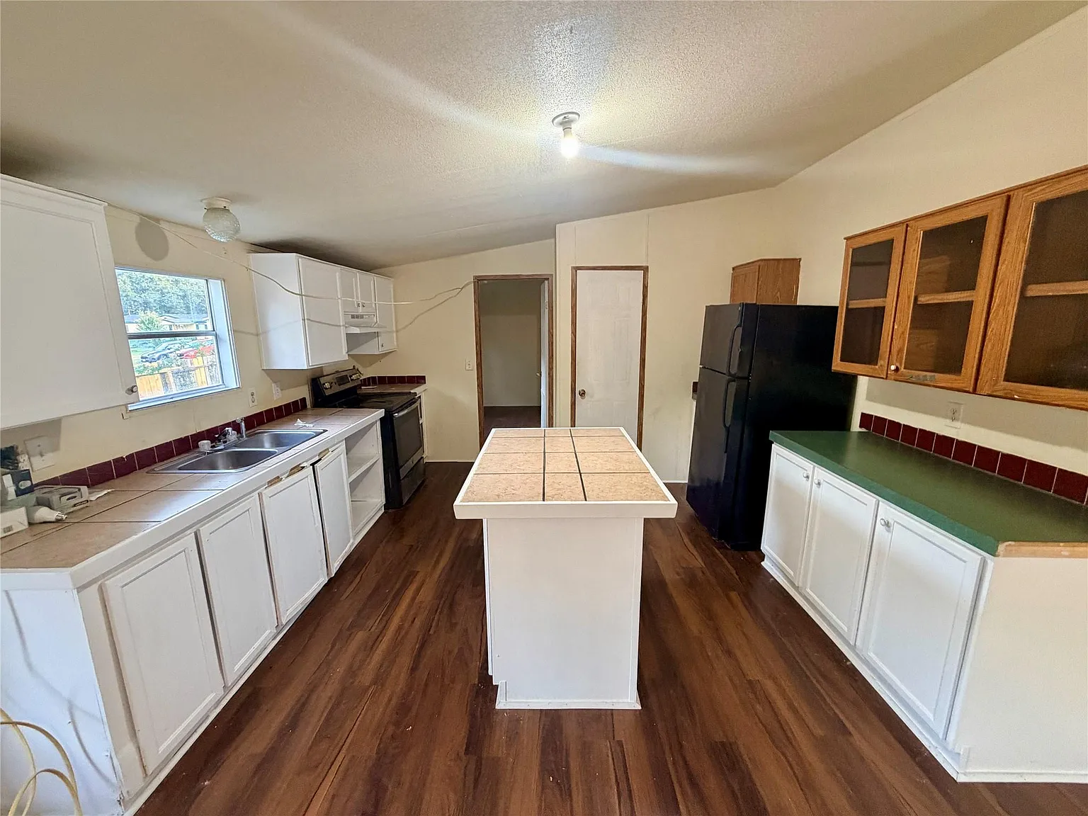 4 bed, 2.0 bath, 2128 sqft, $1,650 — Photo 3