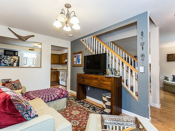 3rd image of 208 Marlborough St #3