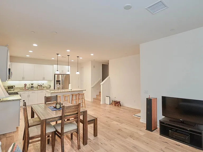 50 Finch — Photo 19