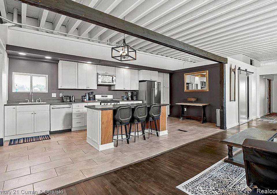 Upper Level Loft 2500 sq/ft