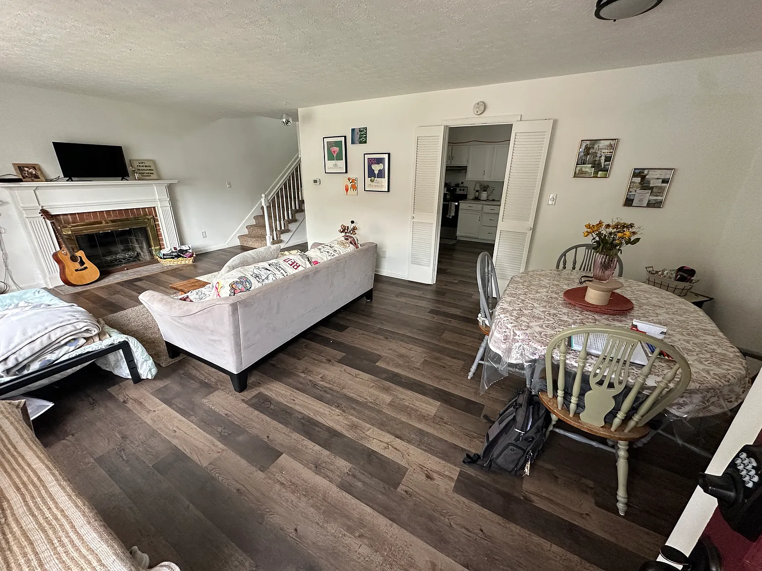 3 bed, 1.5 bath, 1400 sqft, $1,300 — Photo 2