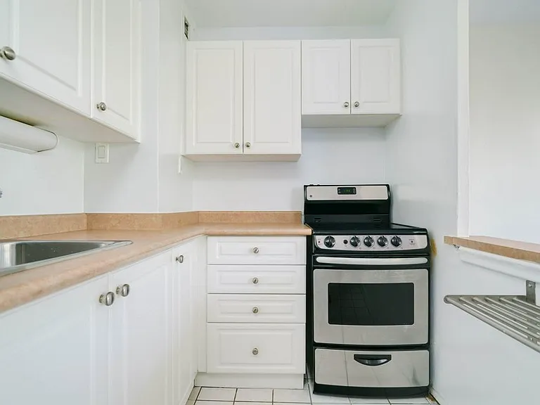 160 Balmoral Ave #1 — Photo 3