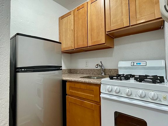 5th image of 319 W 13th St APT 5B