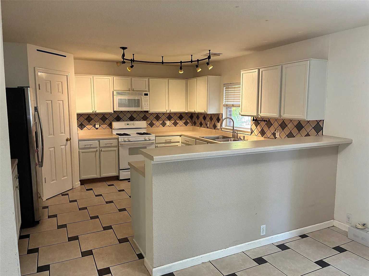 4 bed, 2.5 bath, 2900 sqft, $2,200 — Photo 3