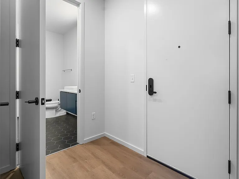 500 Merritt Ave #207 — Photo 4