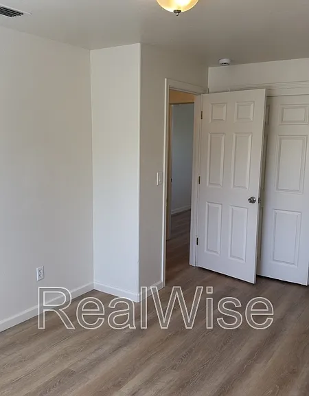 241 NE School St — Photo 15