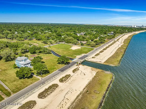 910 Mantou St, Pascagoula, MS 39567