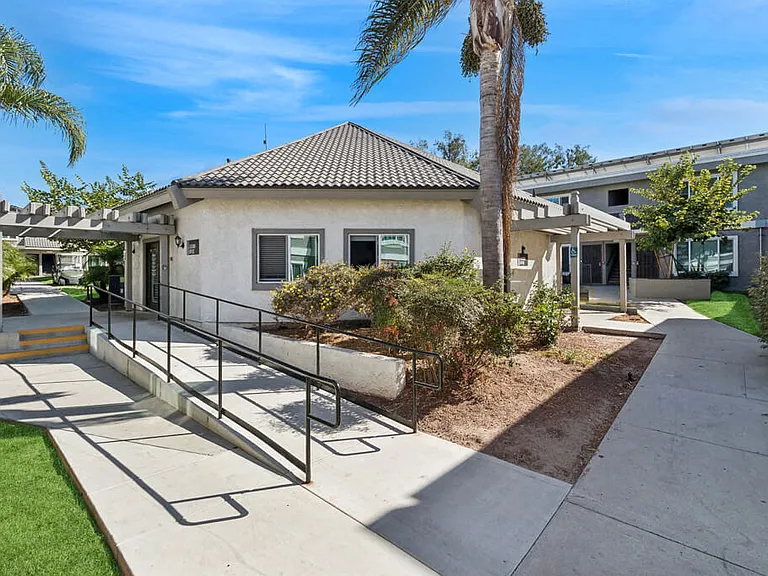 Park Crest Apartments — Photo 16