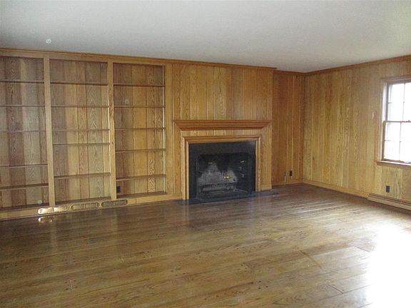 3rd image of 1300 Oakview Dr