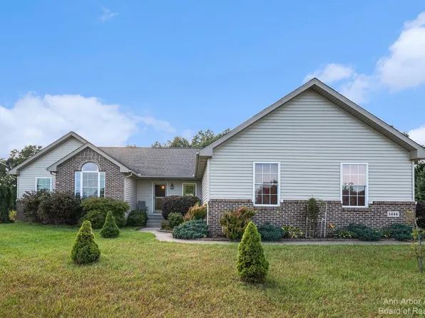 1444 Willow Dr, Jackson, MI 49201