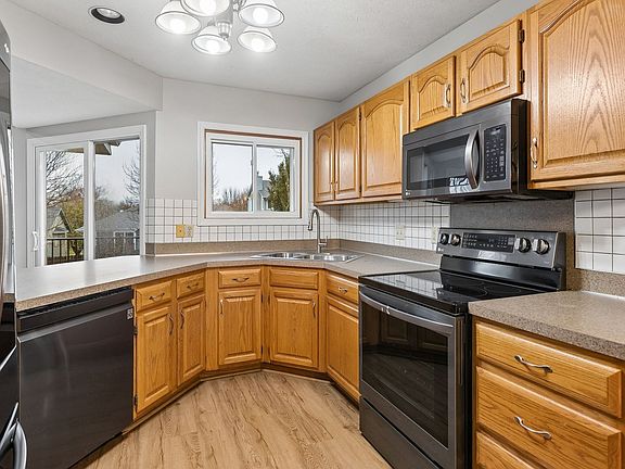 5th image of 16910 Holmes Cir