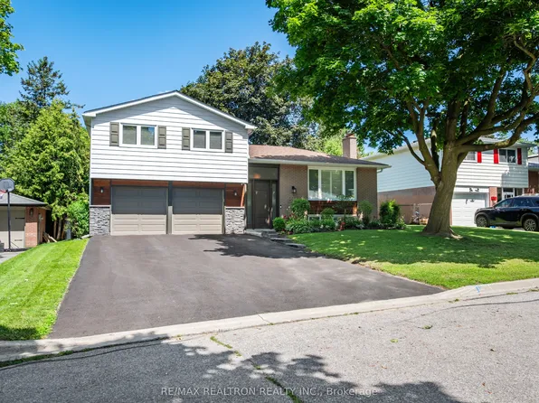 811 Three Seasons Dr, Newmarket, ON L3Y 2B7