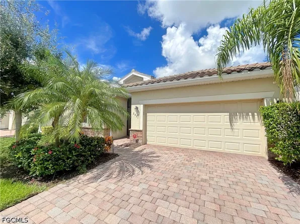 2571 Laurentina Ln, Cape Coral, FL 33909