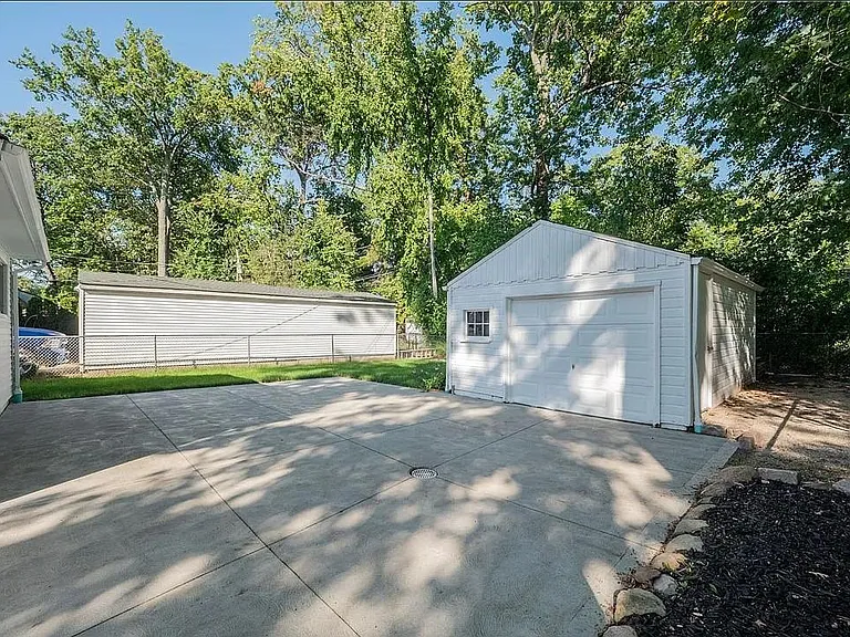 335 Inwood Blvd — Photo 20