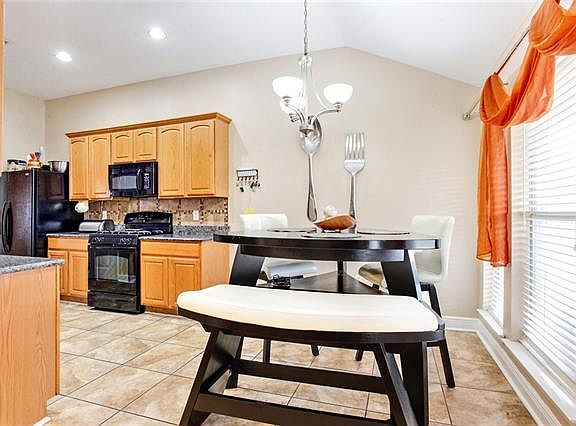 5th image of 208 Oak Point Dr