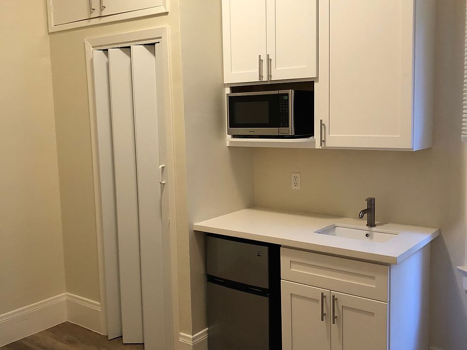 1st image of 124 Waverly Pl APT 208