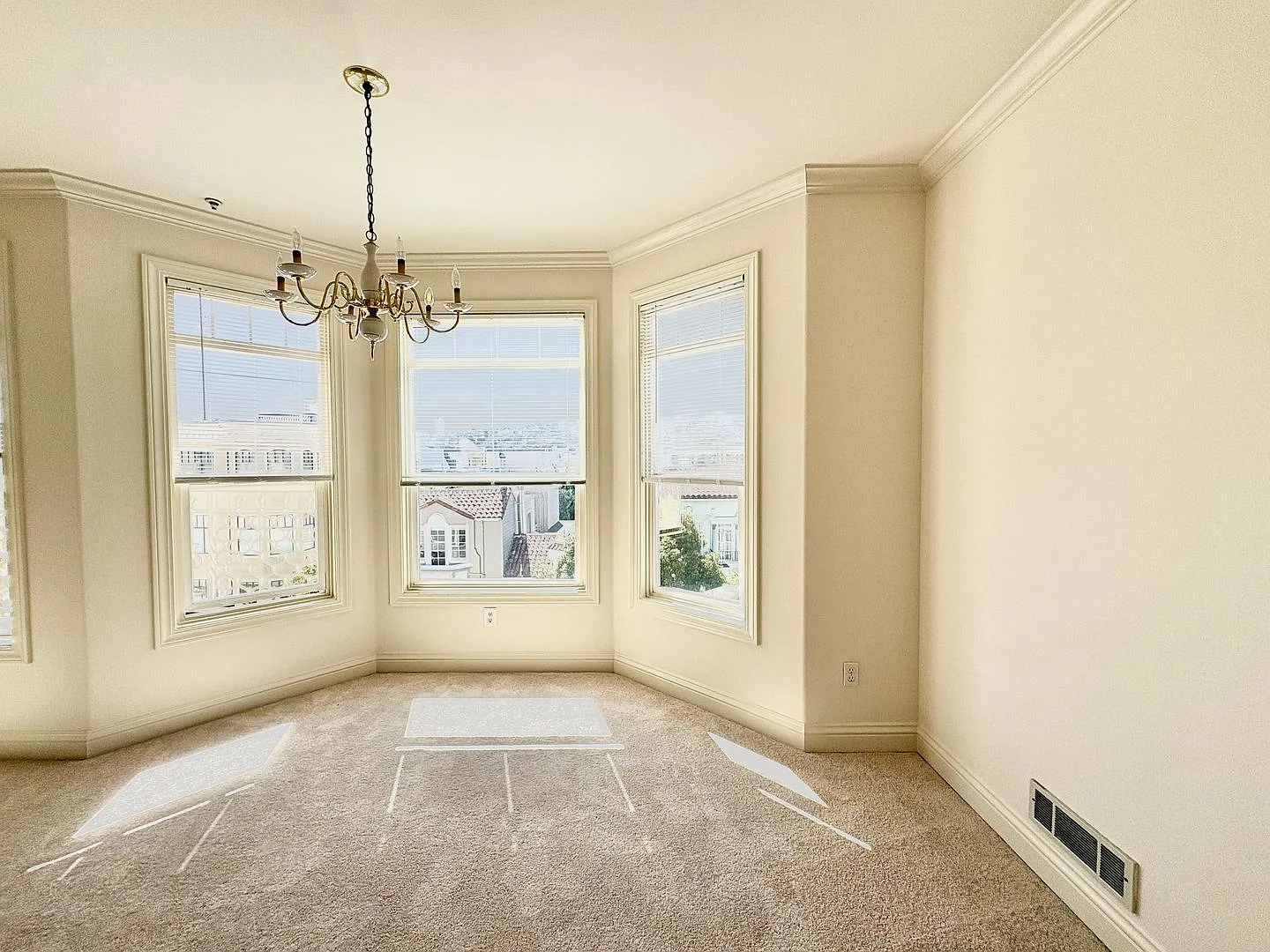 Stunning 1 Bedroom in Marina with Parking — Photo 4