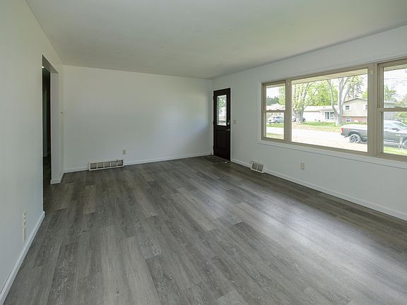 4th image of 4224 Tiffany Ave
