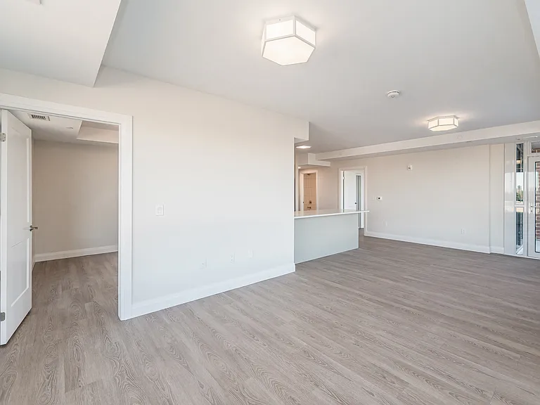 460 Columbia St W — Photo 130