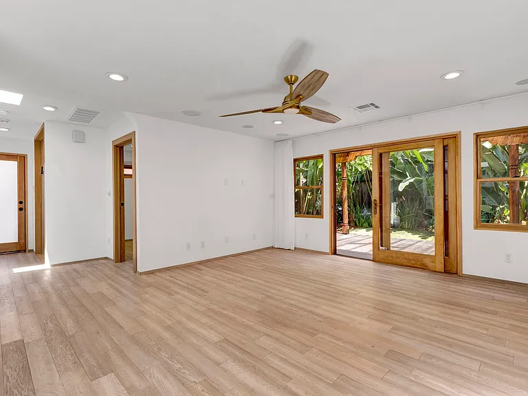 1138 1/2 Poinsettia Pl — Photo 5