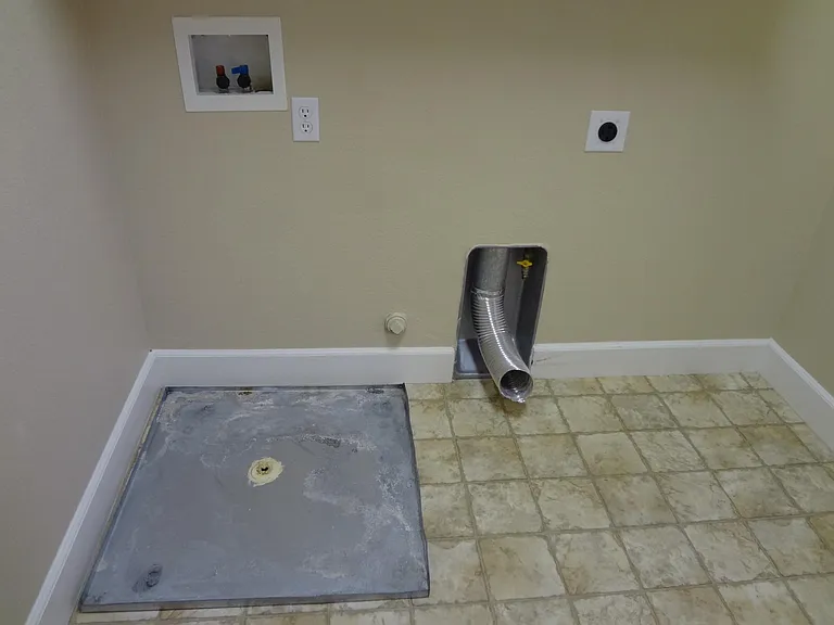 1123 Montague Ln — Photo 33