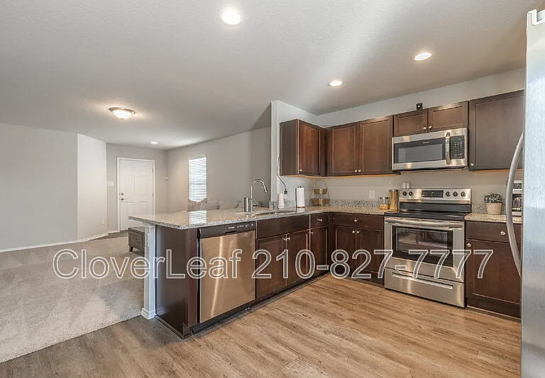 227 Stevens Smt — Photo 3